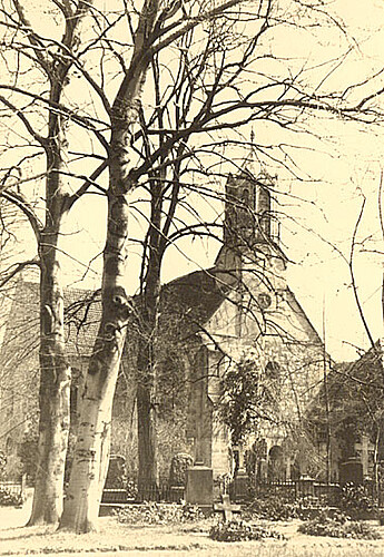 Klosterkirche Marienwerder Mitte des 20. Jahrhunderts mit dem Friedhof im Vordergrund.